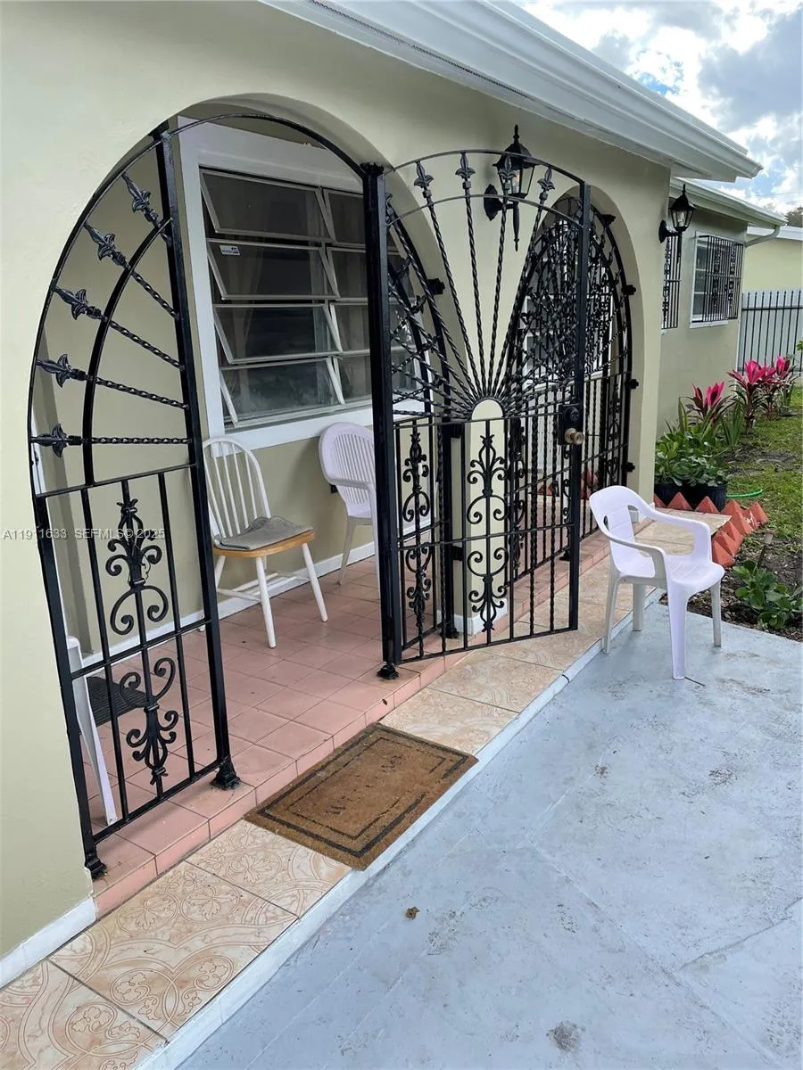 Foto de propiedad en 14521 NW 16th Court, Miami, FL 33167 Miami con MLS# 