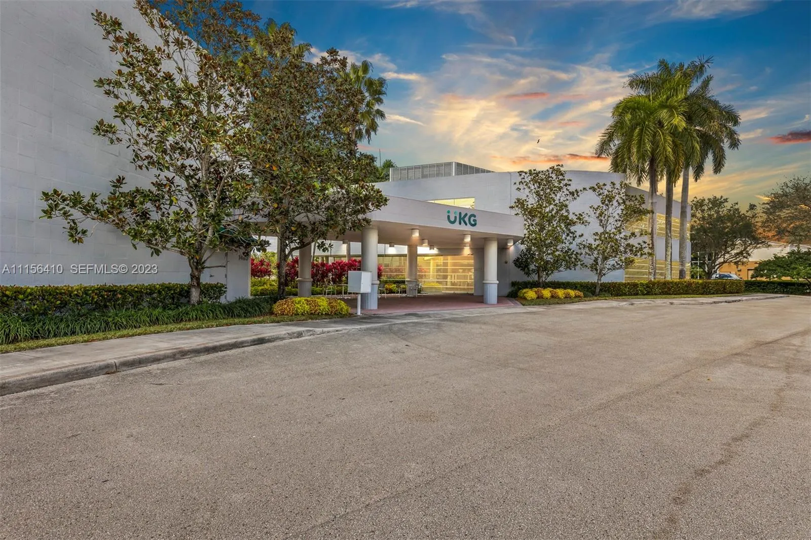Foto de propiedad en 1455 N Park Drive, Weston, FL 33326 Weston con MLS# 