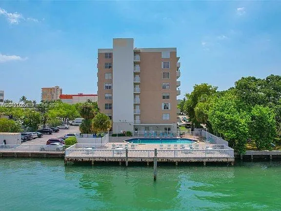 Foto de propiedad en 1455 N Treasure Drive PH-H, North Bay Village, FL 33141 North Bay Village con MLS# 