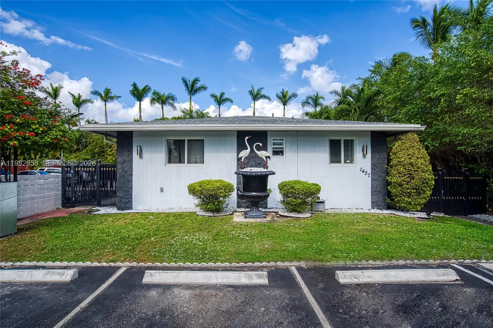 Foto de propiedad en 1457 Atlantic Shores Boulevard, Hallandale Beach, FL 33009 Hallandale Beach con MLS# 