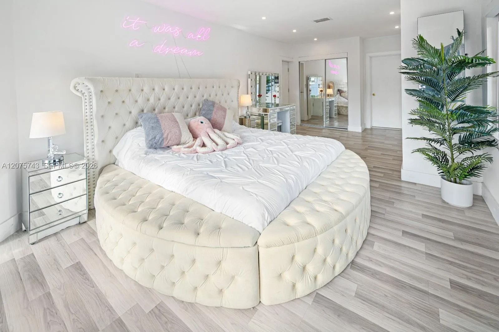 Foto de propiedad en 1460 Marseille Drive, Miami Beach, FL 33141 Miami Beach con MLS# 
