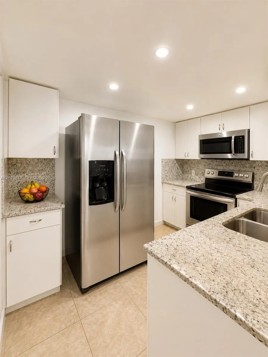 Foto de propiedad en 1460 NE 169th Street 108, North Miami Beach, FL 33162 North Miami Beach con MLS# 