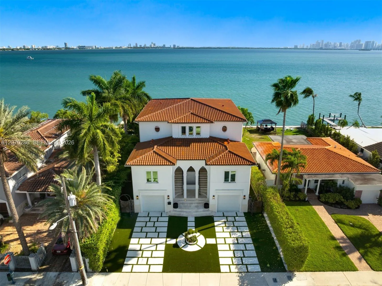 Foto de propiedad en 1460 S Treasure Drive, North Bay Village, FL 33141 North Bay Village con MLS# 