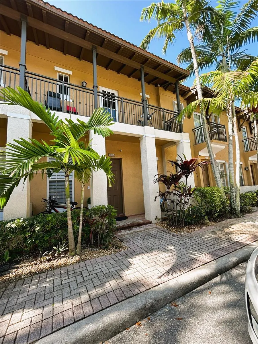 Foto de propiedad en 14628 SW 6th Street, Pembroke Pines, FL 33027 Pembroke Pines con MLS# 