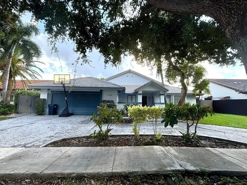 Foto de propiedad en 14629 Glencairn Road, Miami Lakes, FL 33016 Miami Lakes con MLS# 