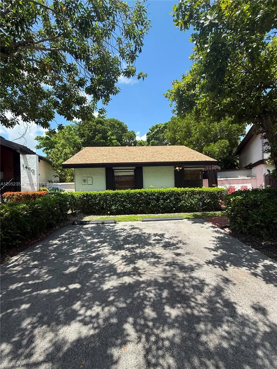 Foto de propiedad en 1470 Flamingo Court, Pembroke Pines, FL 33026 Pembroke Pines con MLS# 
