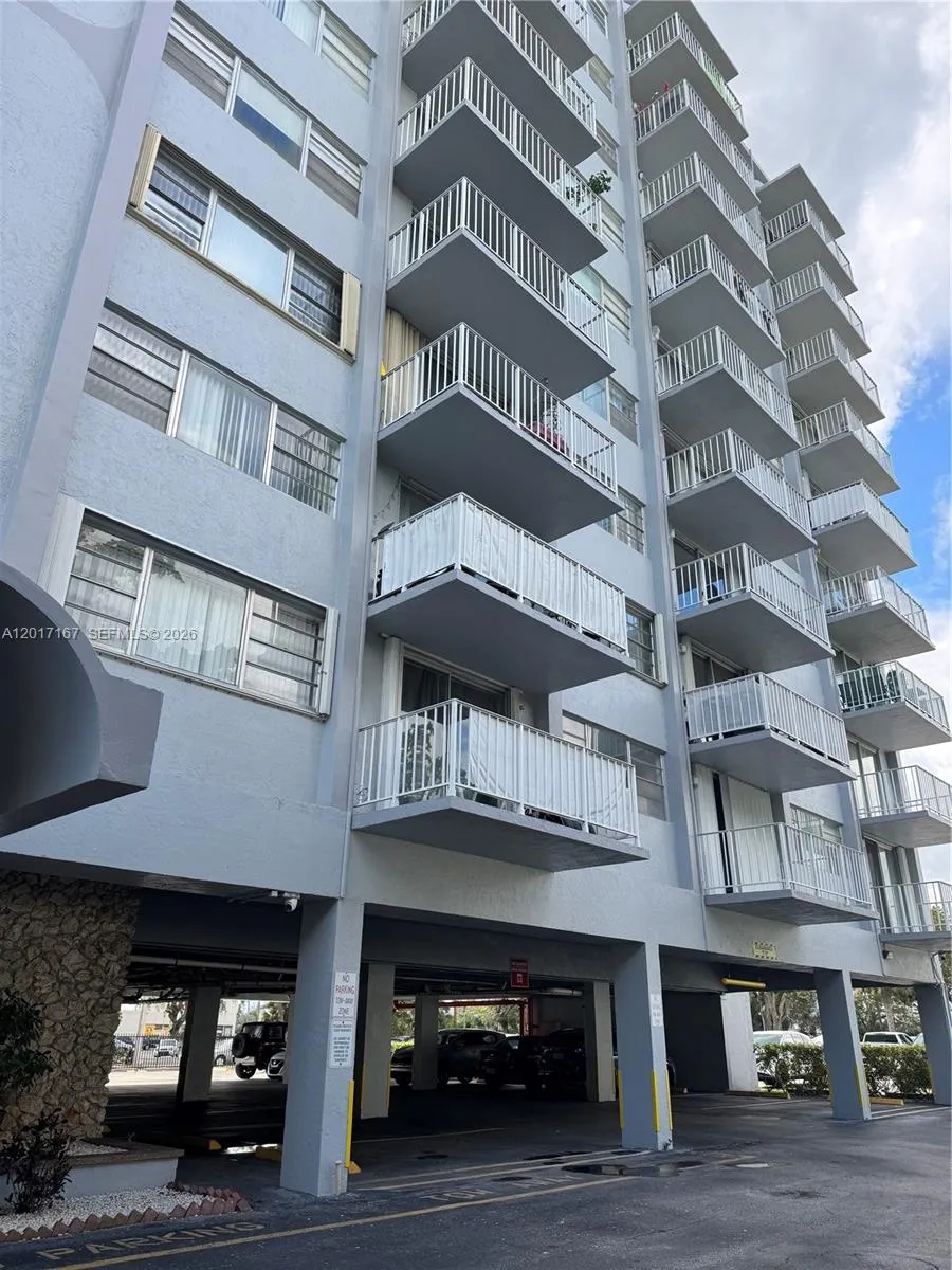 Foto de propiedad en 1470 NE 125th Terrace 205, North Miami, FL 33161 North Miami con MLS# 