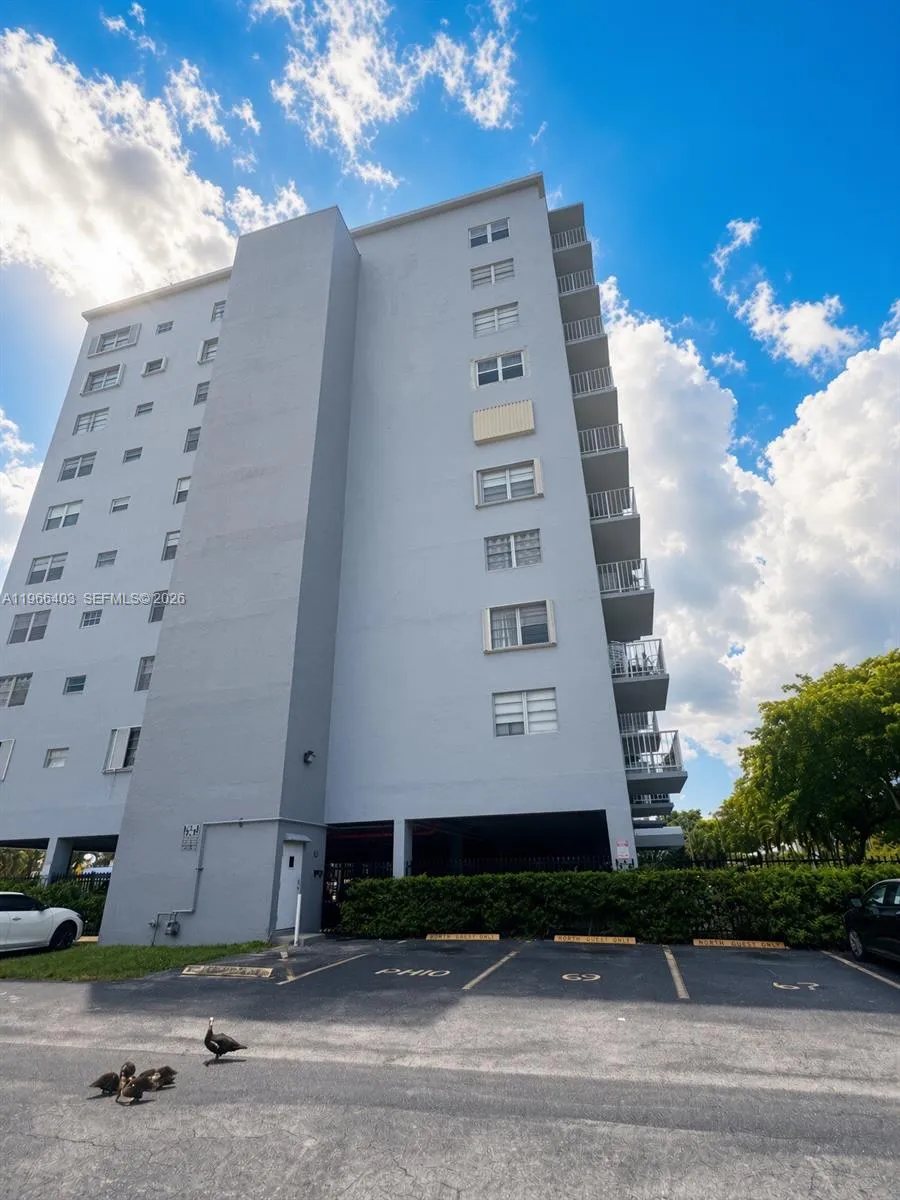 Foto de propiedad en 1470 NE 125th Terrace 407, North Miami, FL 33161 North Miami con MLS# 