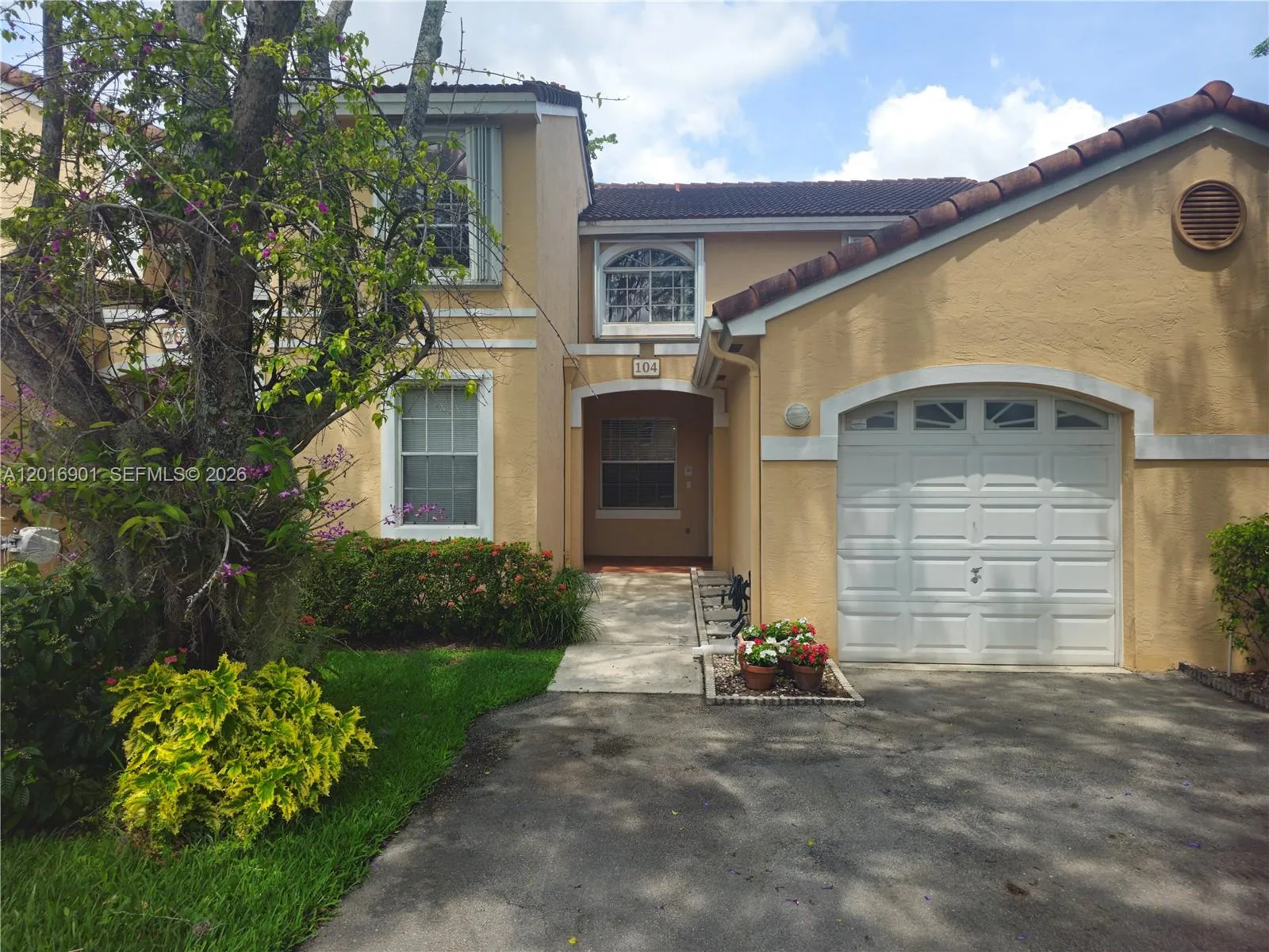 Foto de propiedad en 14715 Balgowan Road 104-9, Miami Lakes, FL 33016 Miami Lakes con MLS# 