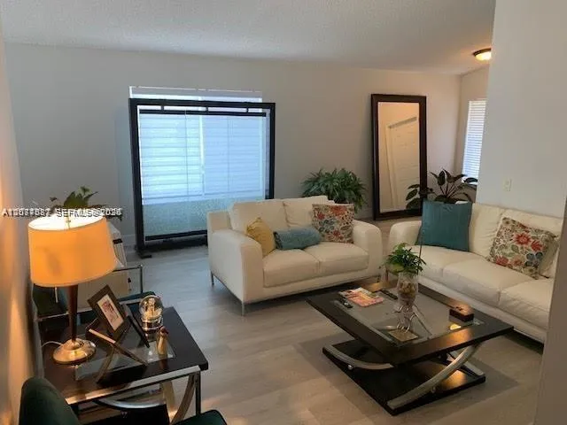 Foto de propiedad en 1477 Majesty Terrace, Weston, FL 33327 Weston con MLS# 