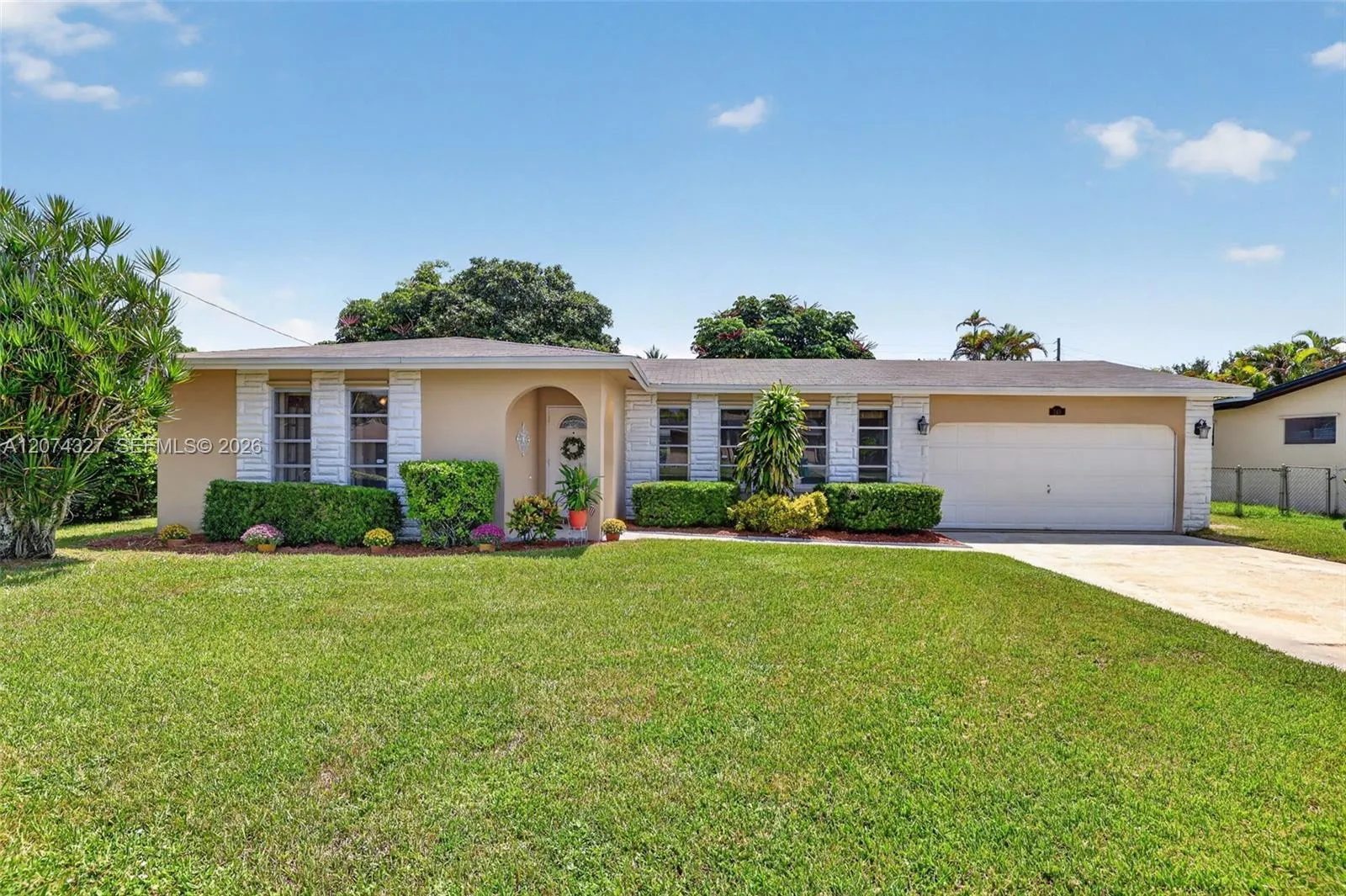 Foto de propiedad en 148 SW 126th Avenue, Plantation, FL 33325 Plantation con MLS# 