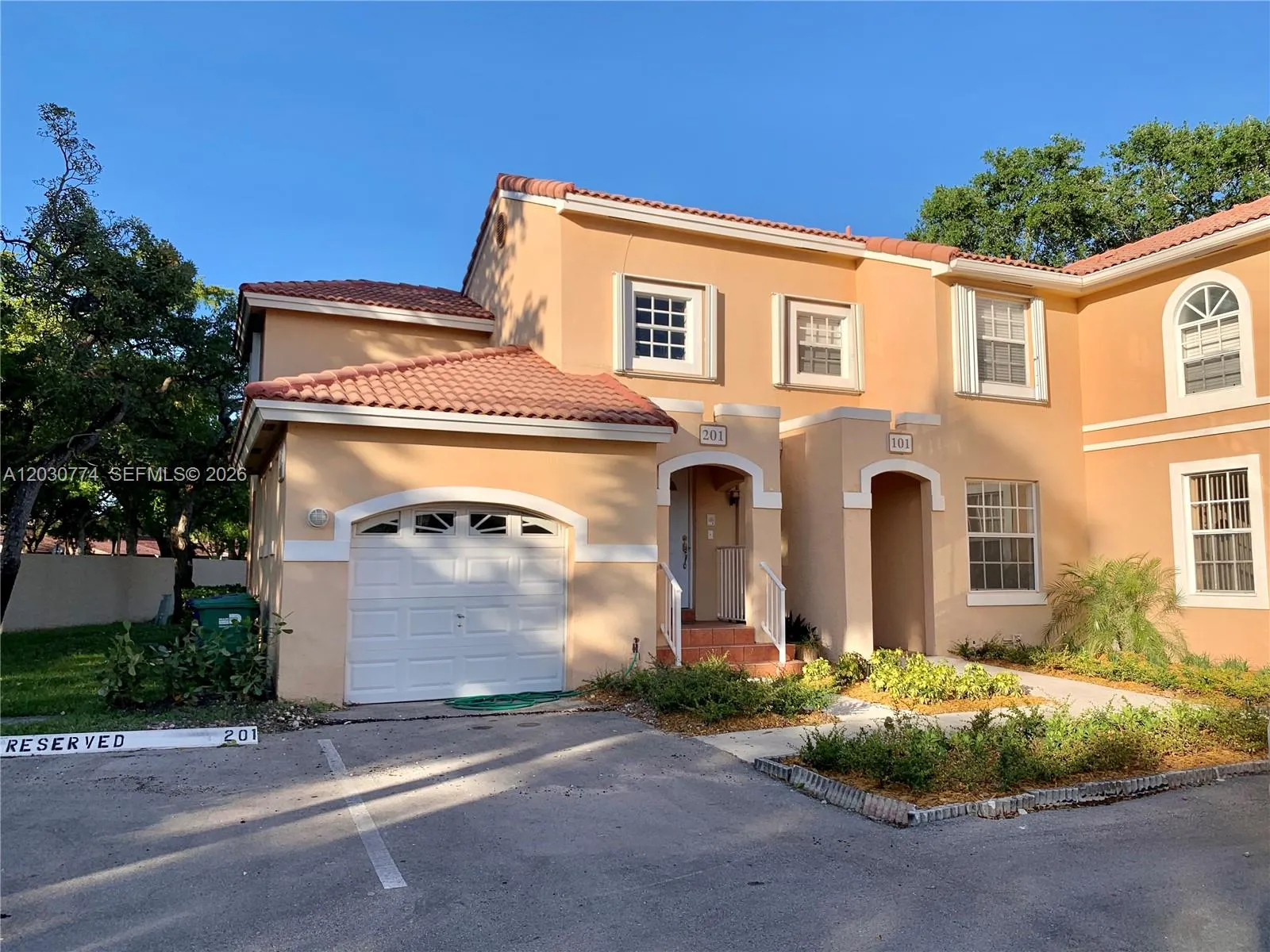 Foto de propiedad en 14807 Balgowan Road 101-12, Miami Lakes, FL 33016 Miami Lakes con MLS# 