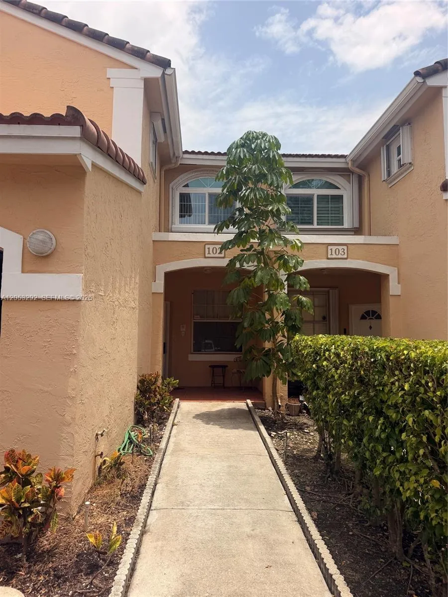 Foto de propiedad en 14817 Balgowan Road 102-5, Miami Lakes, FL 33016 Miami Lakes con MLS# 