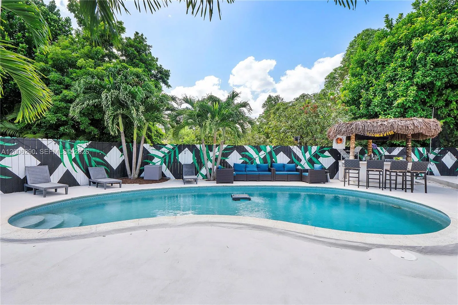 Foto de propiedad en 14830 N Spur Drive, Miami, FL 33161 Miami con MLS# 