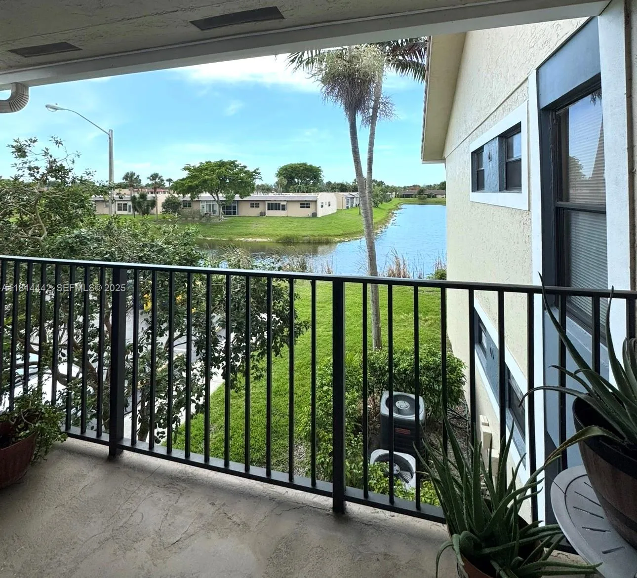 Foto de propiedad en 1484 Lake Crystal Drive E E, West Palm Beach, FL 33411 West Palm Beach con MLS# 