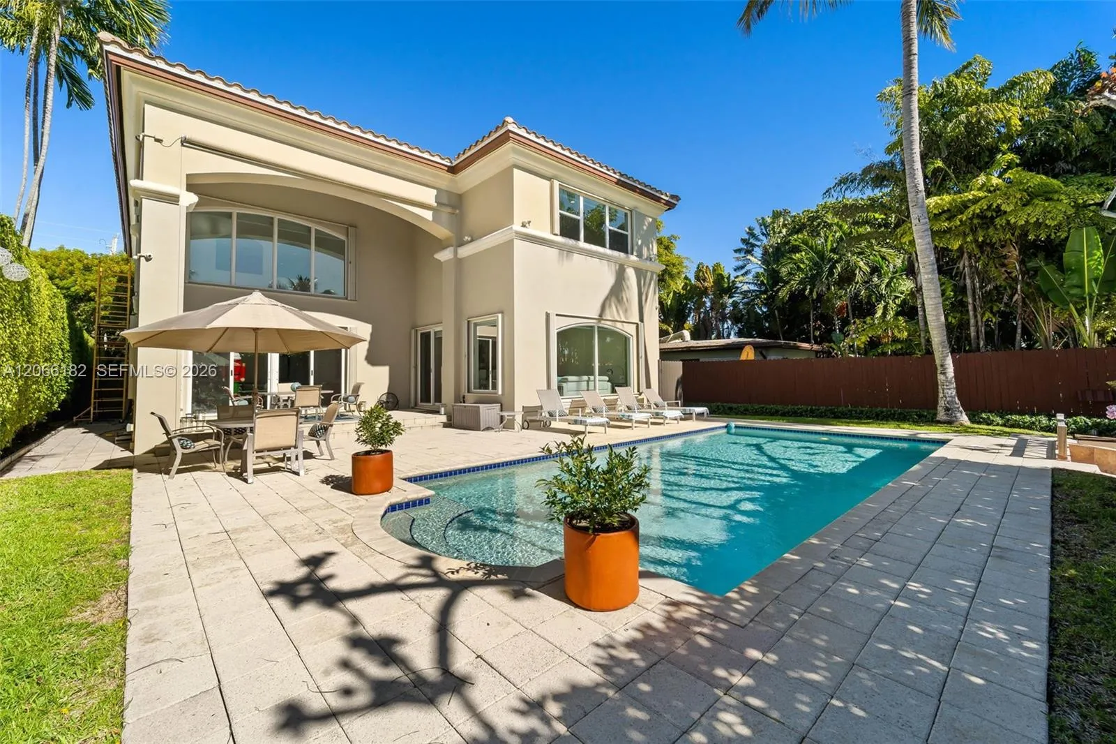 Foto de propiedad en 1490 Cleveland Road, Miami Beach, FL 33141 Miami Beach con MLS# 
