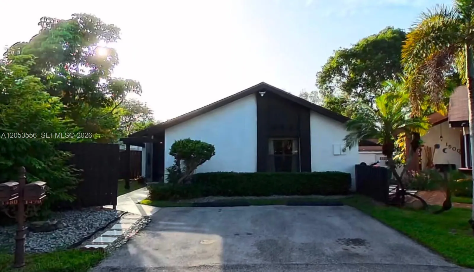 Foto de propiedad en 1490 Flamingo Court, Pembroke Pines, FL 33026 Pembroke Pines con MLS# 
