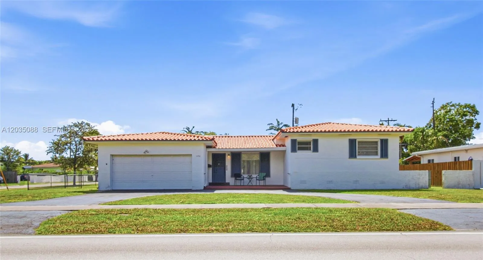 Foto de propiedad en 1490 Ludlam Drive, Miami Springs, FL 33166 Miami Springs con MLS# 