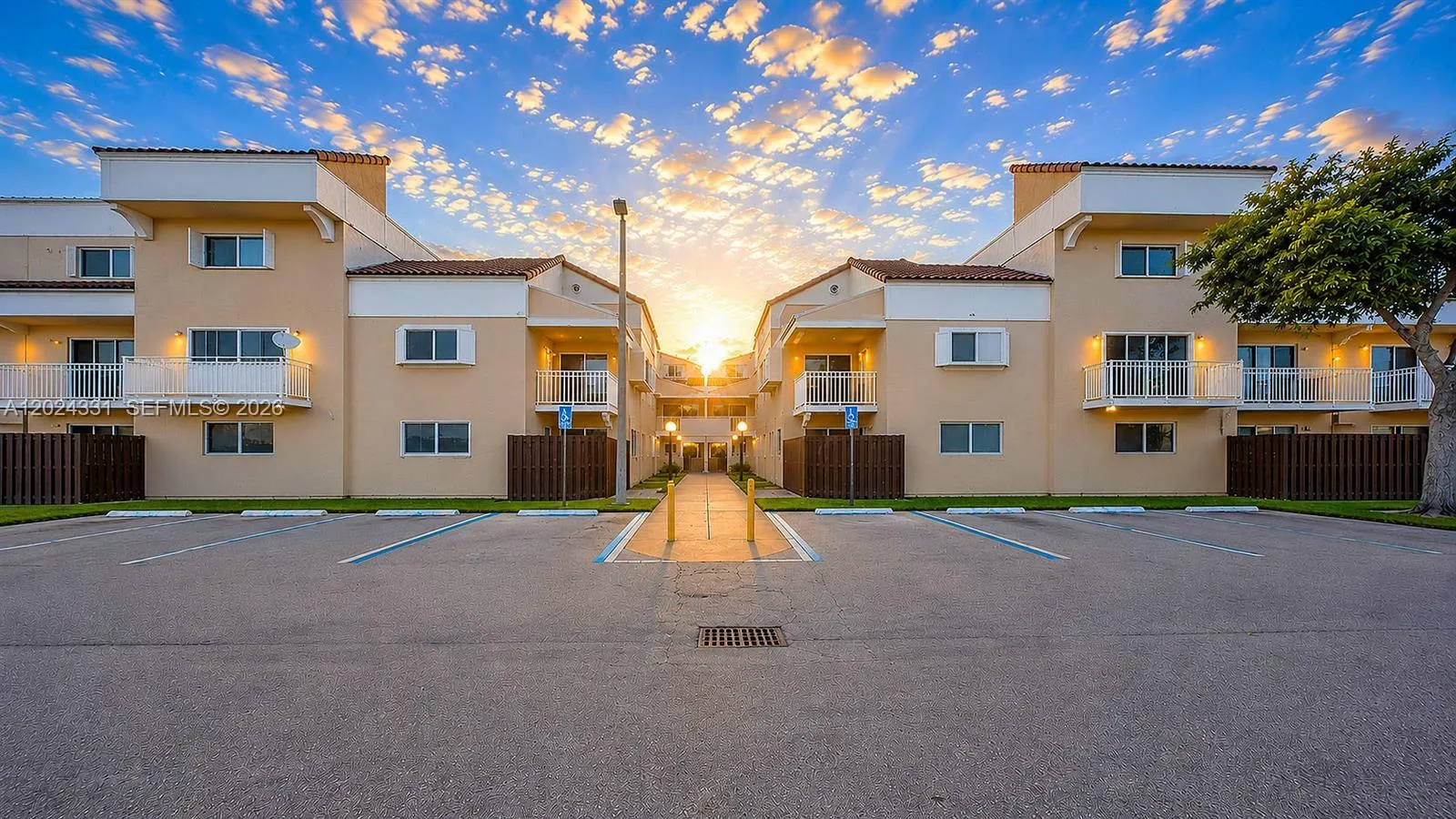 Vendido 14903 SW 80th Street 201, Miami, FL 33193, Miami, FL 33193