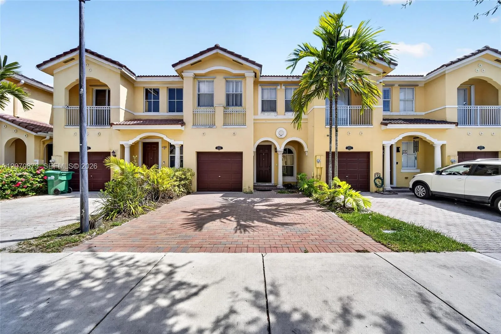 Foto de propiedad en 14946 SW 9th Way, Miami, FL 33194 Miami con MLS# 