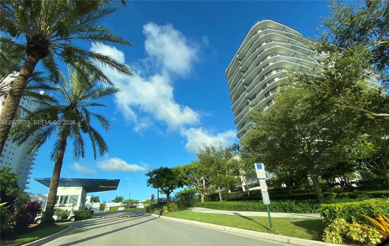 En Renta 14951 NE Royal Oaks Lane 1403, North Miami, FL 33181, North Miami, FL 33181
