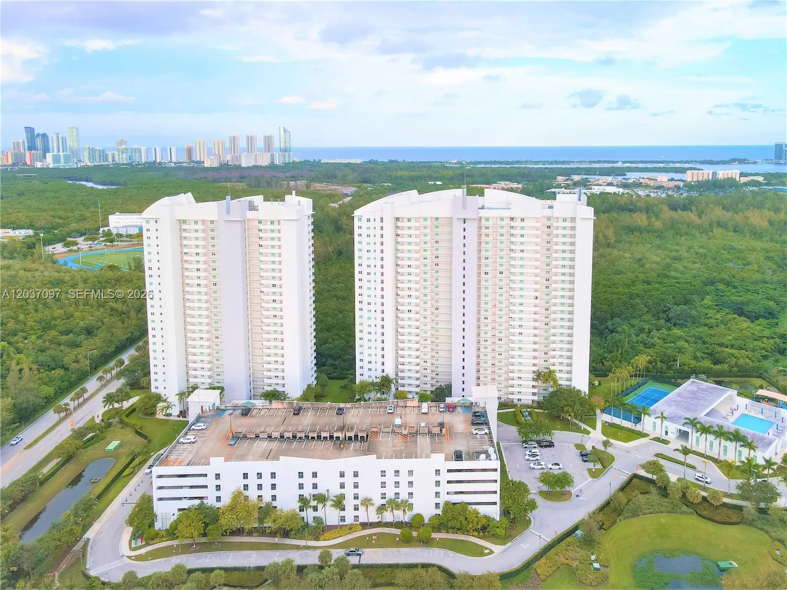 En Renta 14951 Royal Oaks Lane 1001, North Miami, FL 33181, North Miami, FL 33181