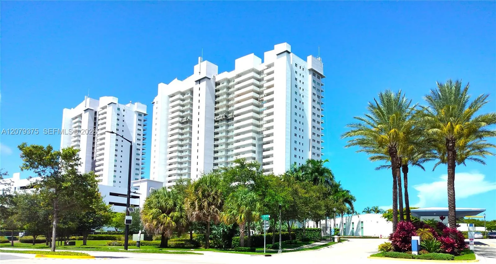 En Renta 14951 Royal Oaks Lane 1006, North Miami, FL 33181, North Miami, FL 33181