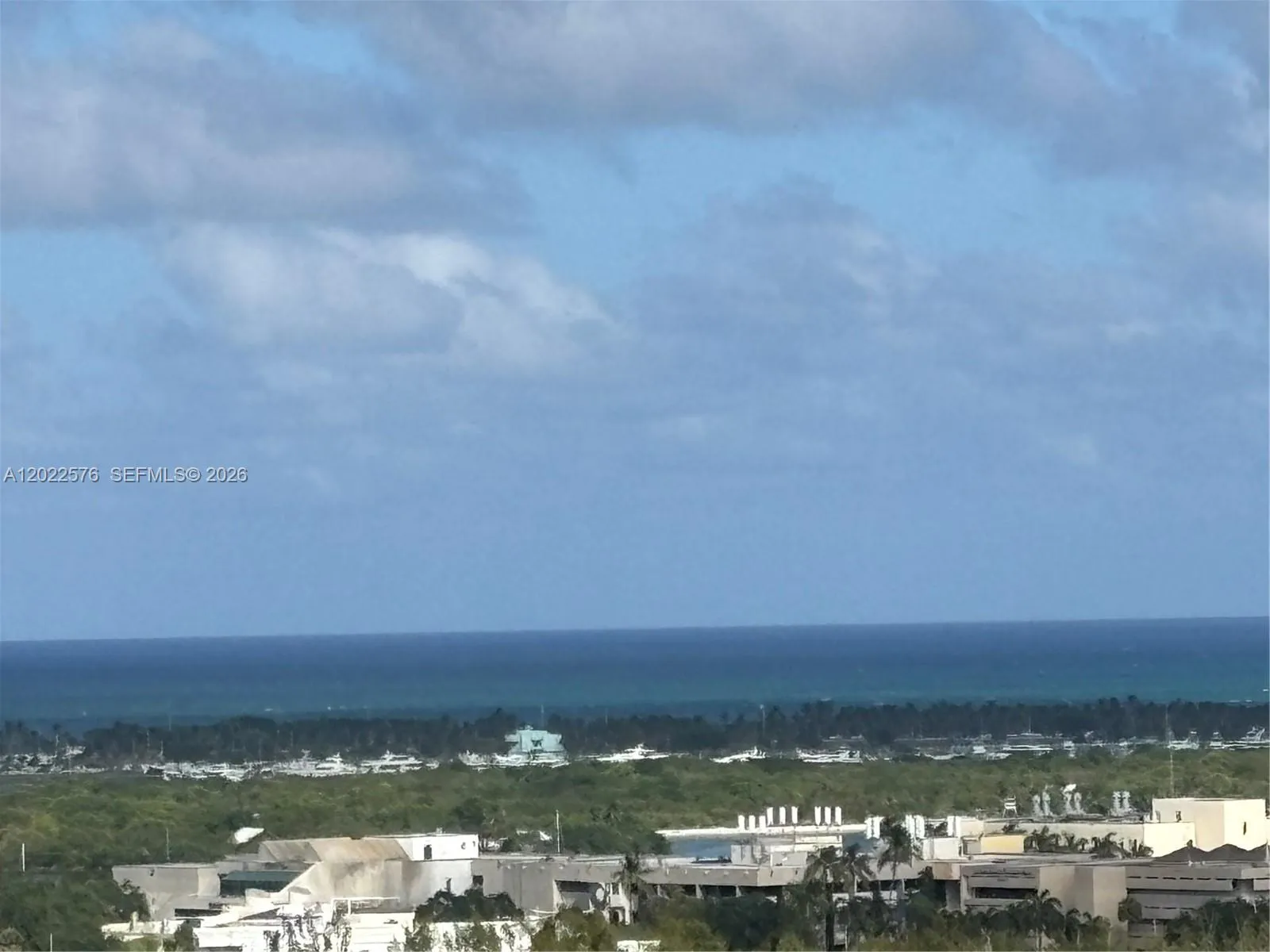Foto de propiedad en 14951 Royal Oaks Lane 1909, North Miami, FL 33181 North Miami con MLS# 