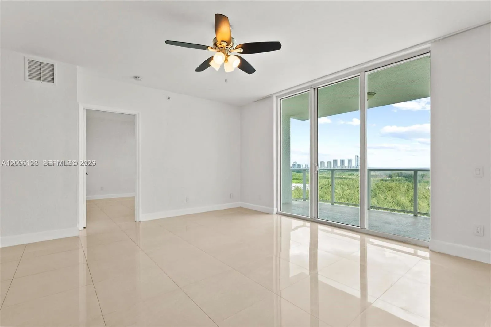 En Venta 14951 Royal Oaks Lane 2008, North Miami, FL 33181, North Miami, FL 33181