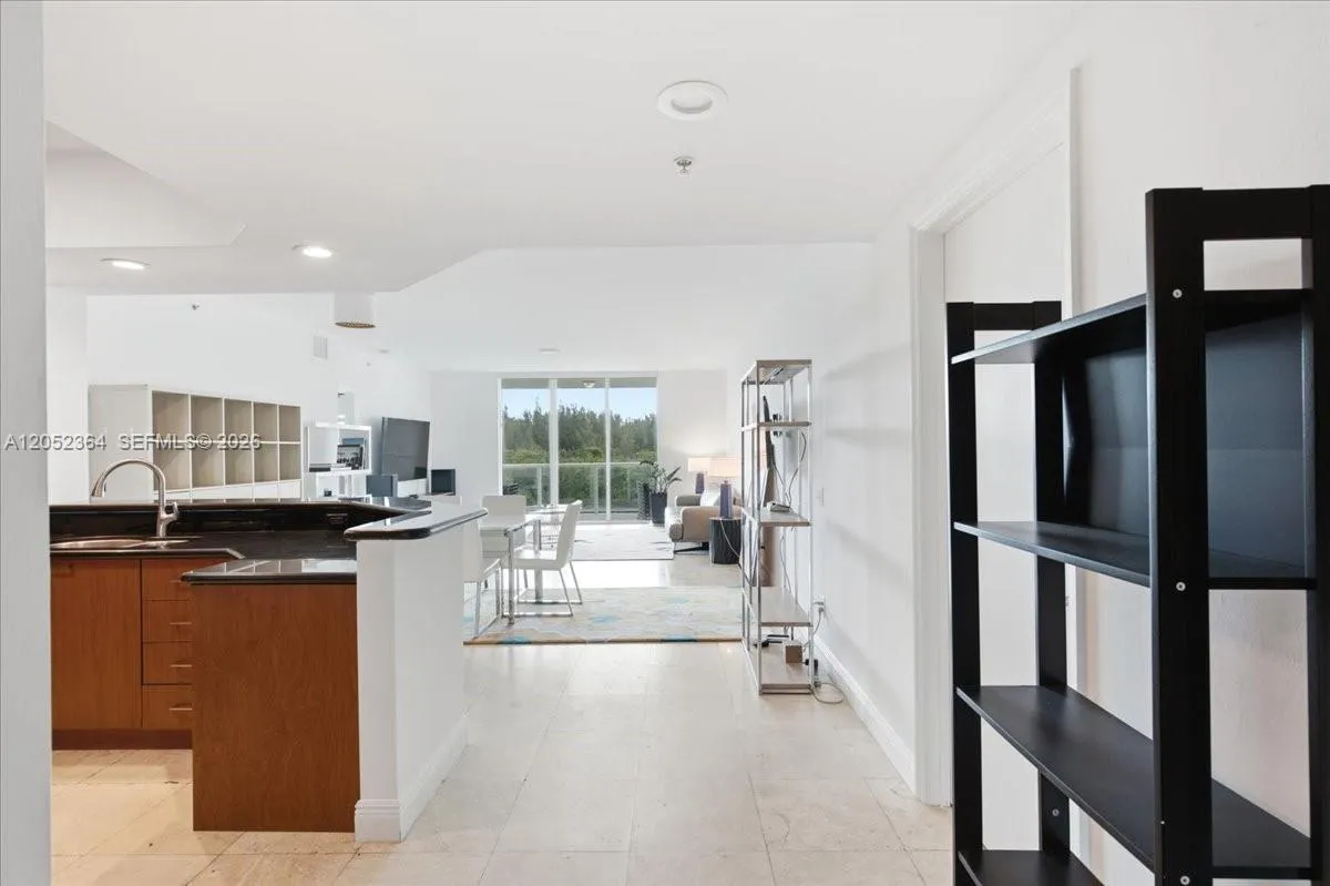 Foto de propiedad en 14951 Royal Oaks Lane 402, North Miami, FL 33181 North Miami con MLS# 