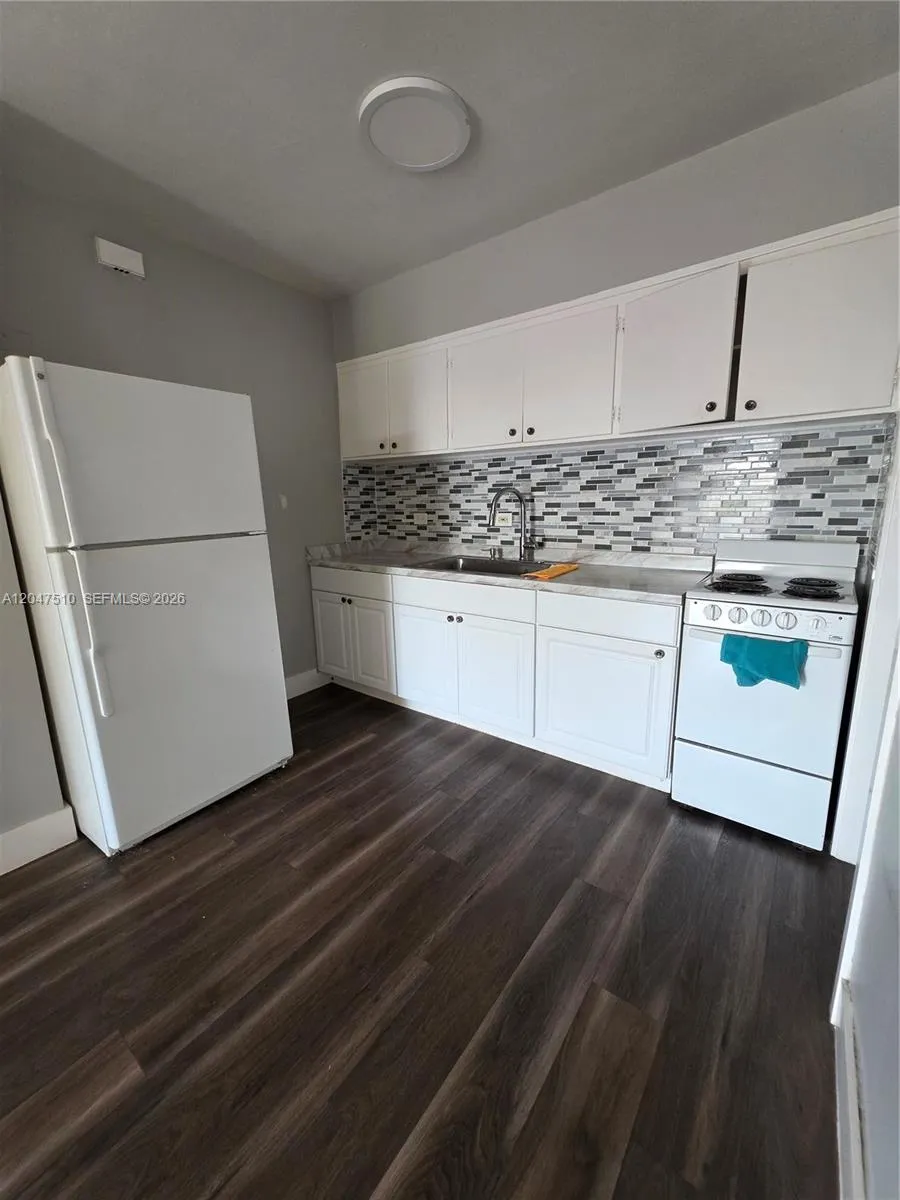 Foto de propiedad en 15 Esplanade Drive B, Miami Springs, FL 33166 Miami Springs con MLS# 