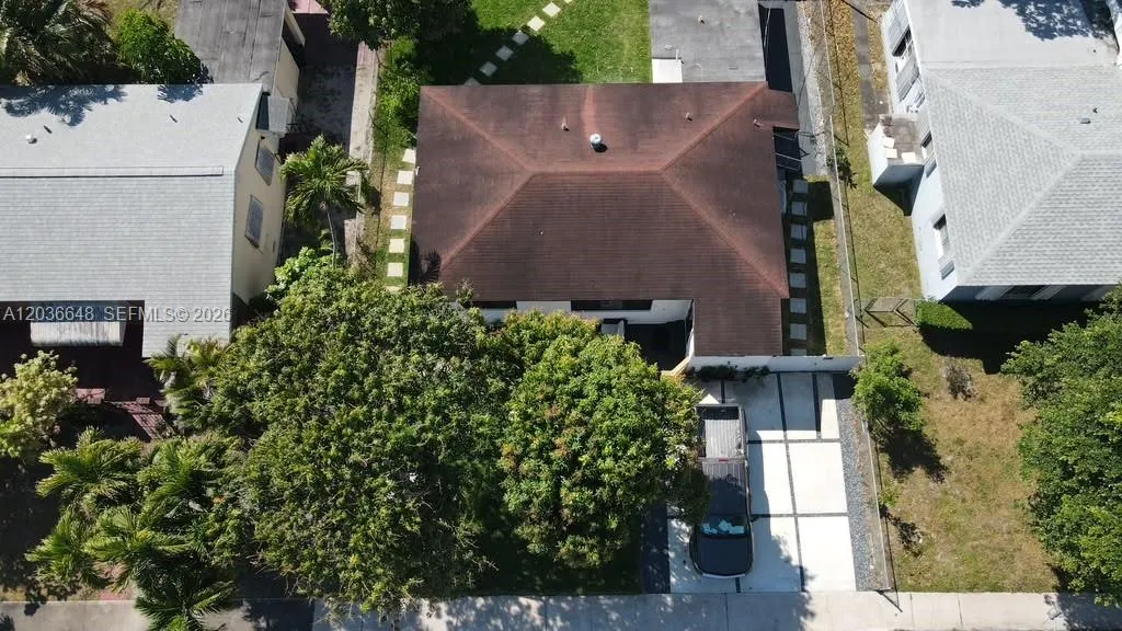 Foto de propiedad en 150 NE 169th Terrace, North Miami Beach, FL 33162 North Miami Beach con MLS# 
