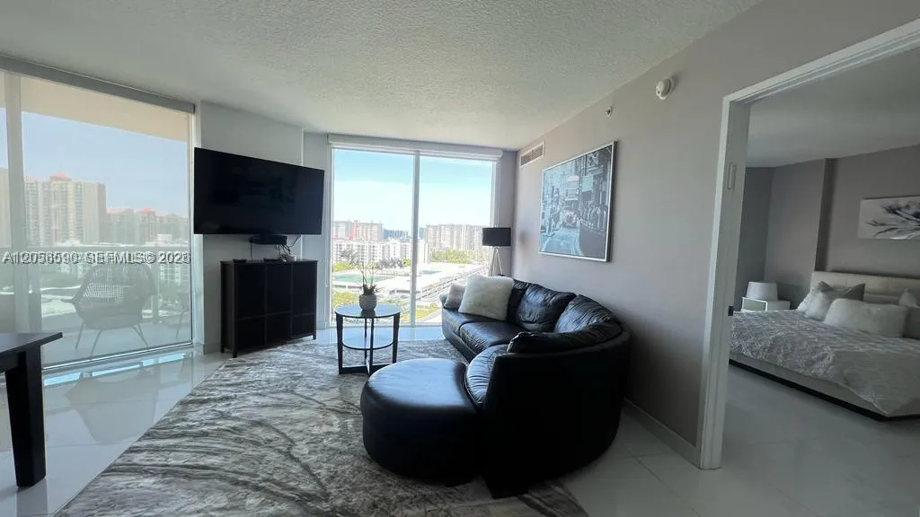 Foto de propiedad en 150 Sunny Isles Boulevard 1-1202, Sunny Isles Beach, FL 33160 Sunny Isles Beach con MLS# 