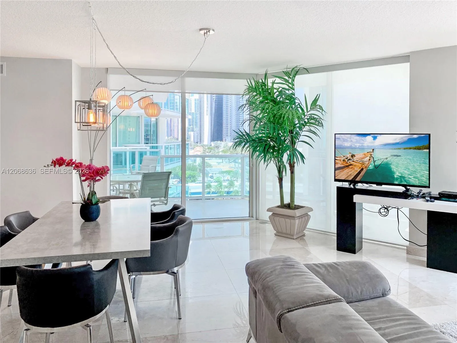 Foto de propiedad en 150 Sunny Isles Boulevard 1-906, Sunny Isles Beach, FL 33160 Sunny Isles Beach con MLS# 