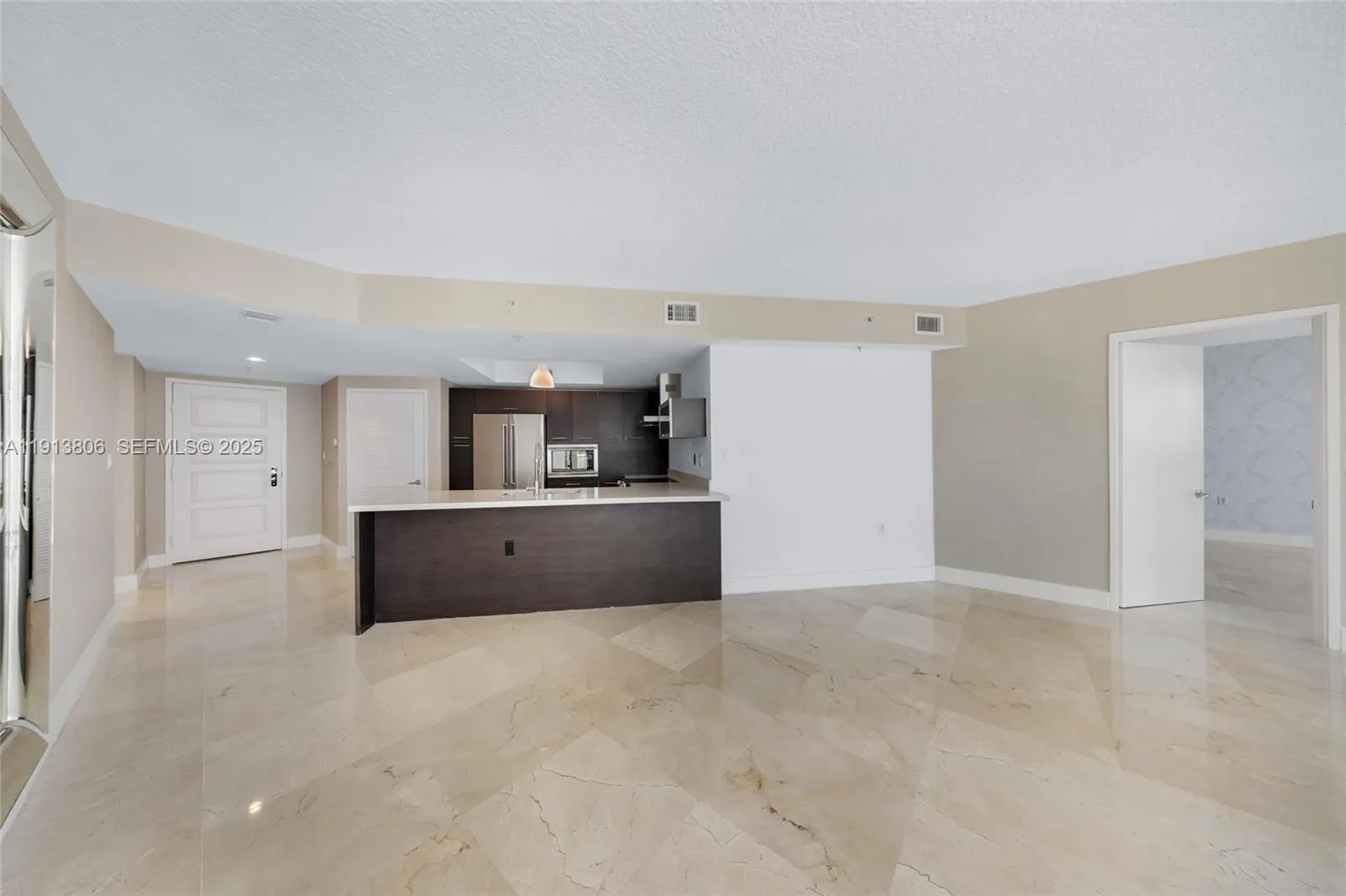 Foto de propiedad en 150 Sunny Isles Boulevard 601, Sunny Isles Beach, FL 33160 Sunny Isles Beach con MLS# 