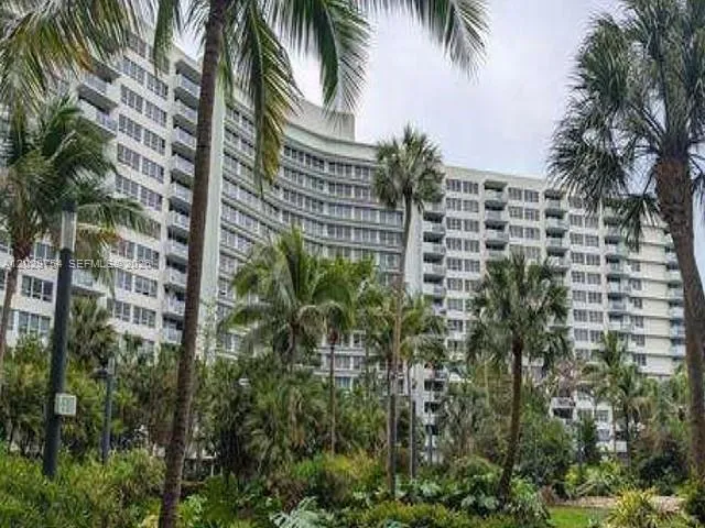 Foto de propiedad en 1500 Bay Road 310S, Miami Beach, FL 33139 Miami Beach con MLS# 