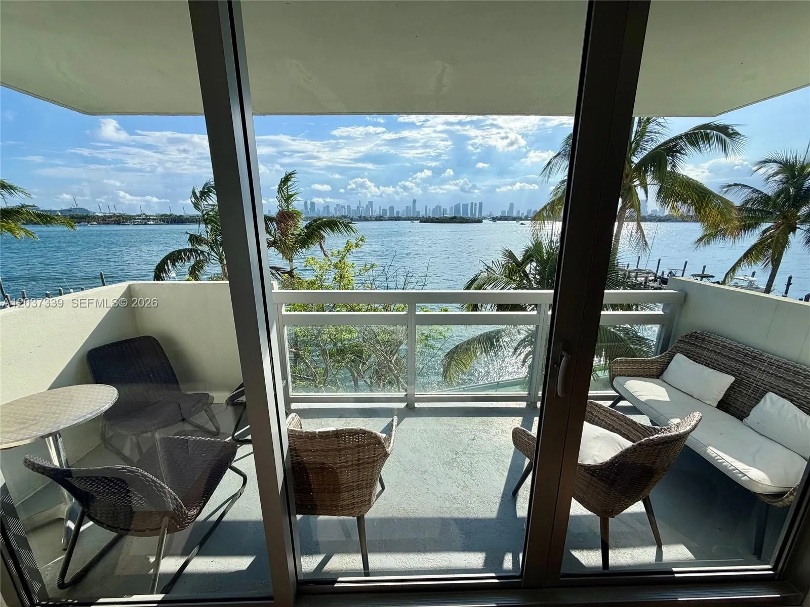 Foto de propiedad en 1500 Bay Road 338S, Miami Beach, FL 33139 Miami Beach con MLS# 