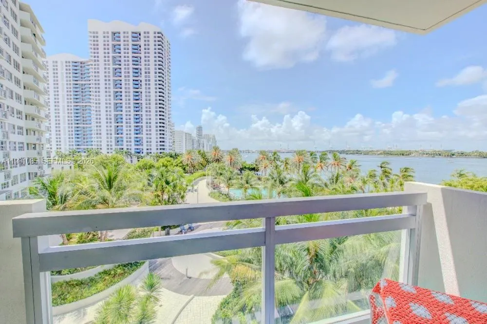 Foto de propiedad en 1500 Bay Road 528S, Miami Beach, FL 33139 Miami Beach con MLS# 