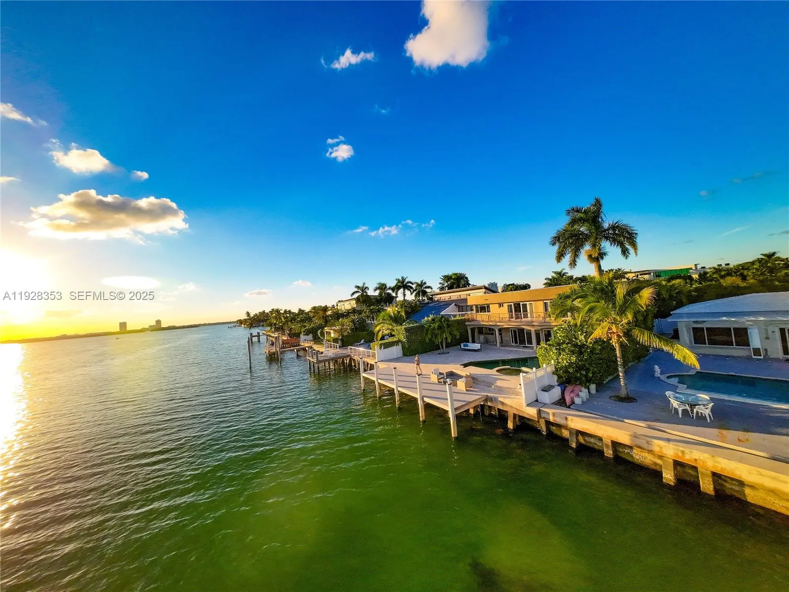 Foto de propiedad en 1500 S Treasure Drive, North Bay Village, FL 33141 North Bay Village con MLS# 