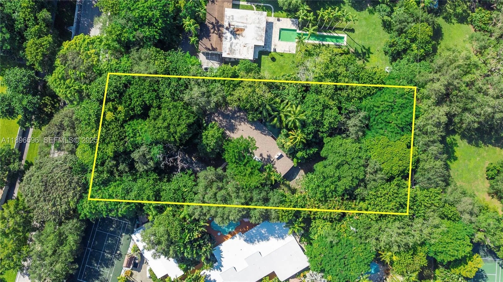 Foto de propiedad en 15000 Old Cutler Road, Palmetto Bay, FL 33158 Palmetto Bay con MLS# 