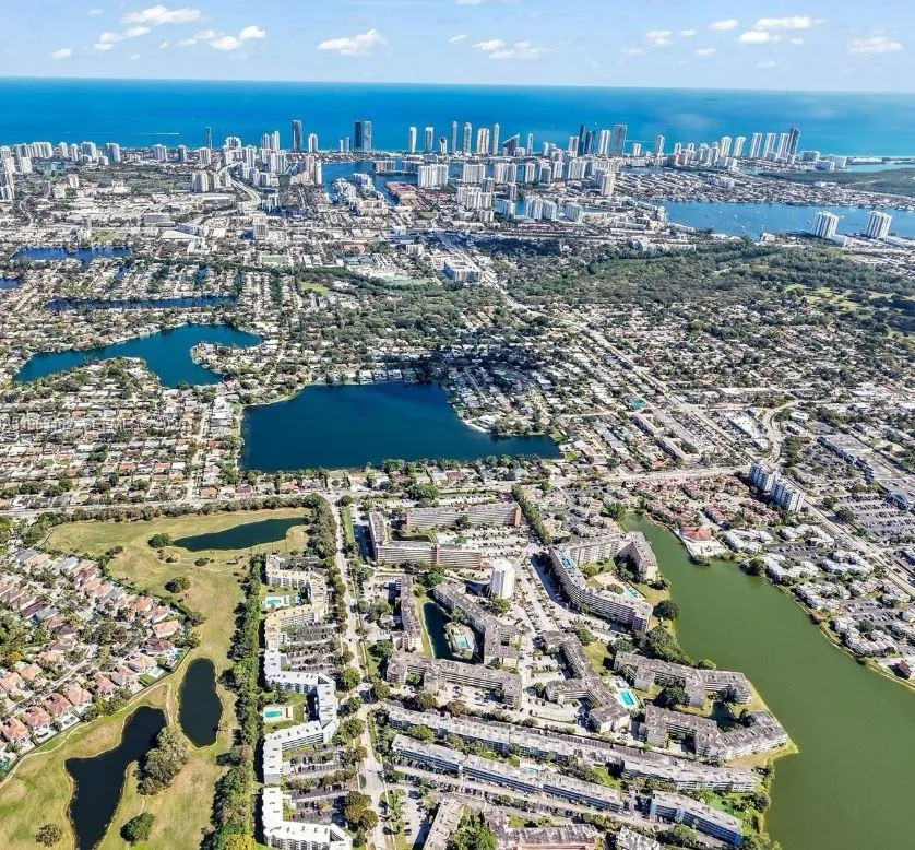 Foto de propiedad en 1501 NE 191st Street C114, Miami, FL 33179 Miami con MLS# 