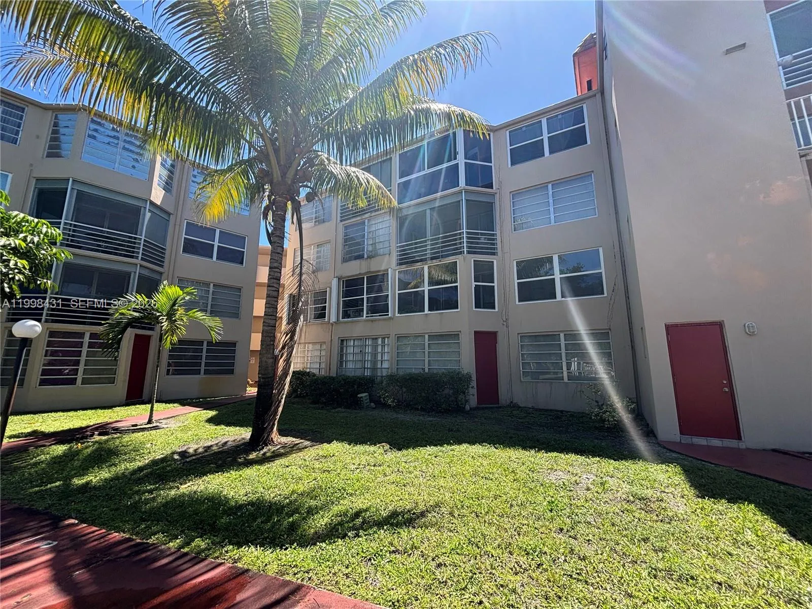 Foto de propiedad en 1501 NE 191st Street C211, Miami, FL 33179 Miami con MLS# 