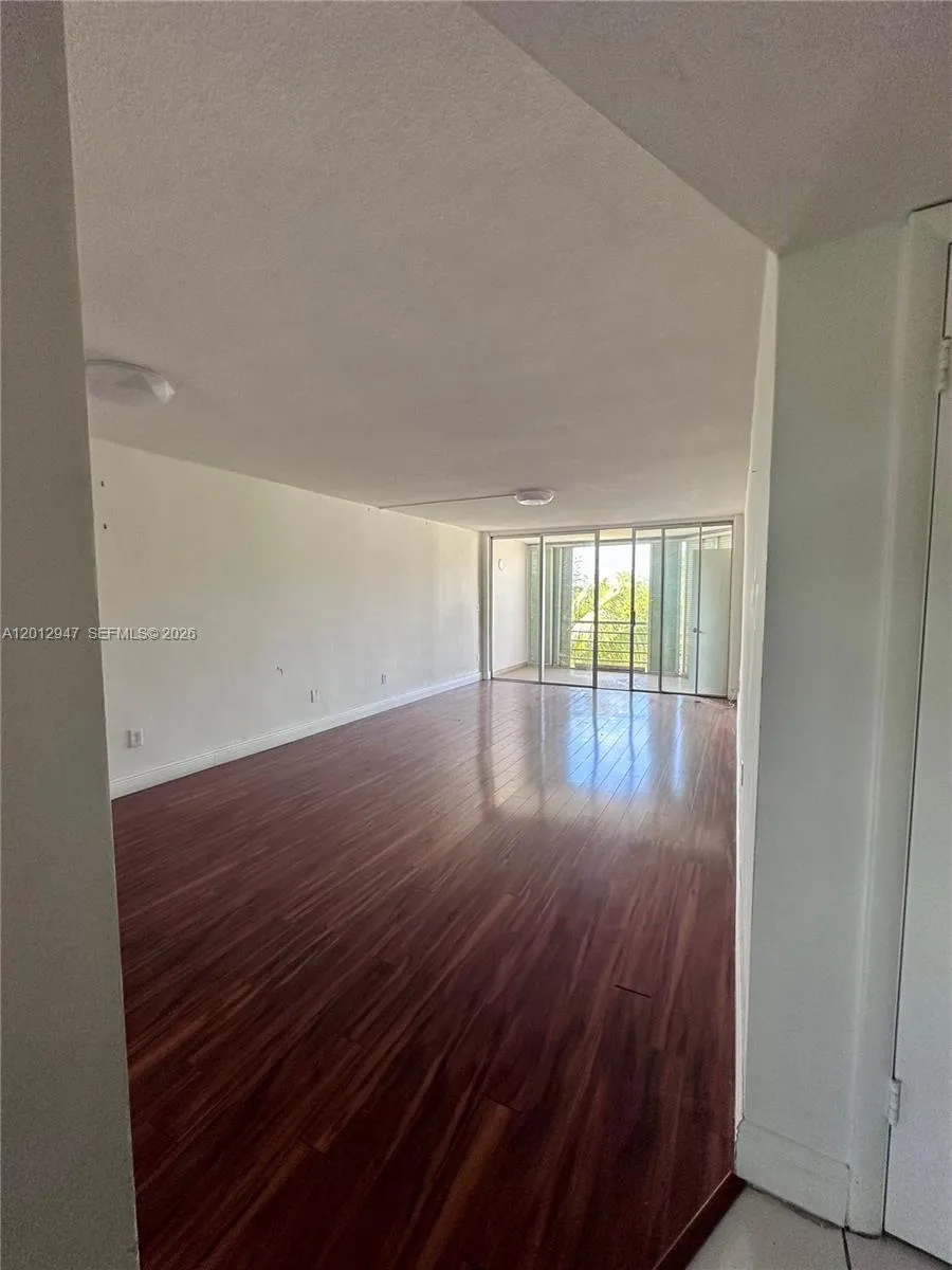 Foto de propiedad en 1501 NE 191st Street C412, Miami, FL 33179 Miami con MLS# 