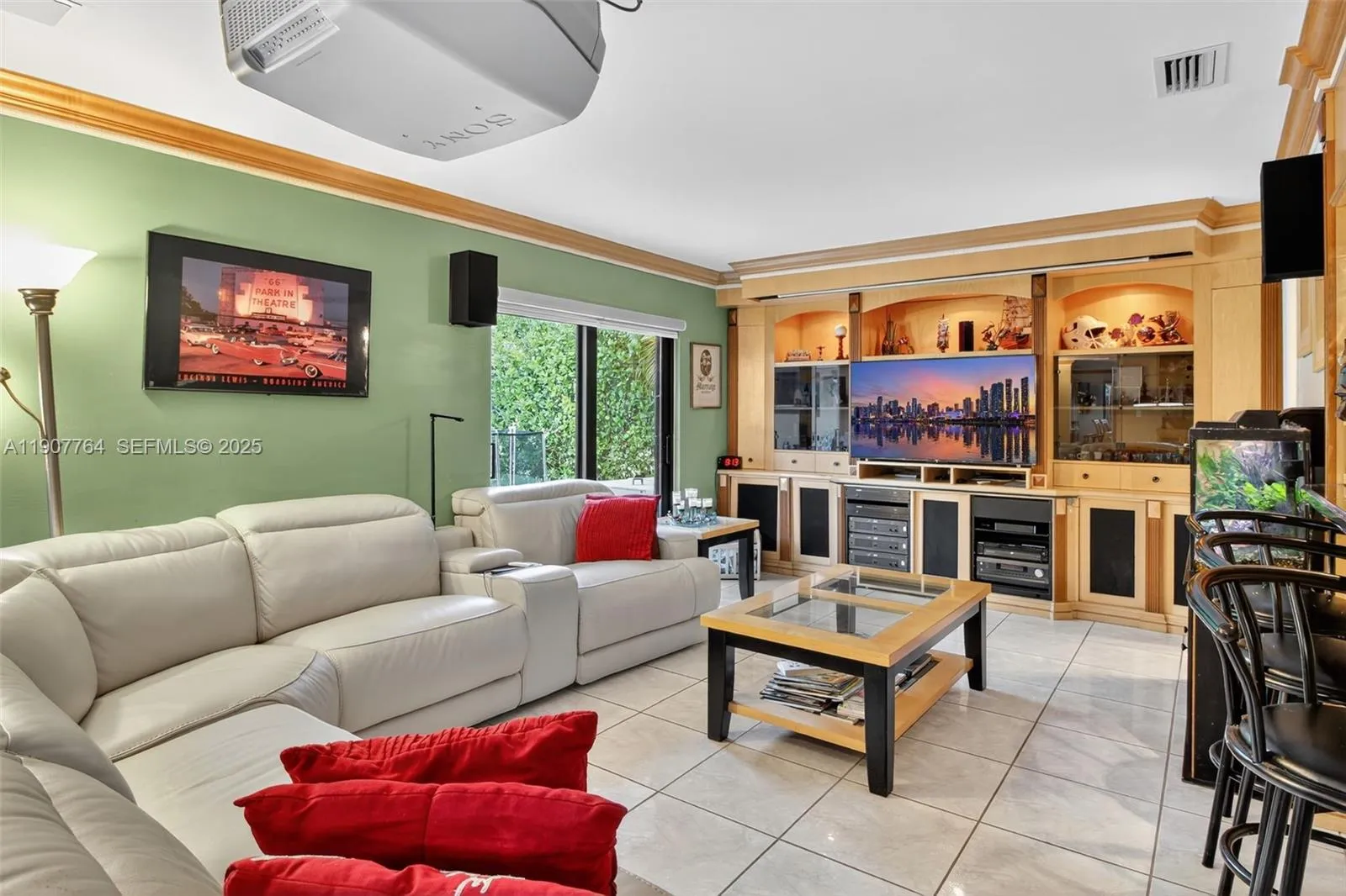 Foto de propiedad en 15010 Dunbarton Place, Miami Lakes, FL 33016 Miami Lakes con MLS# 