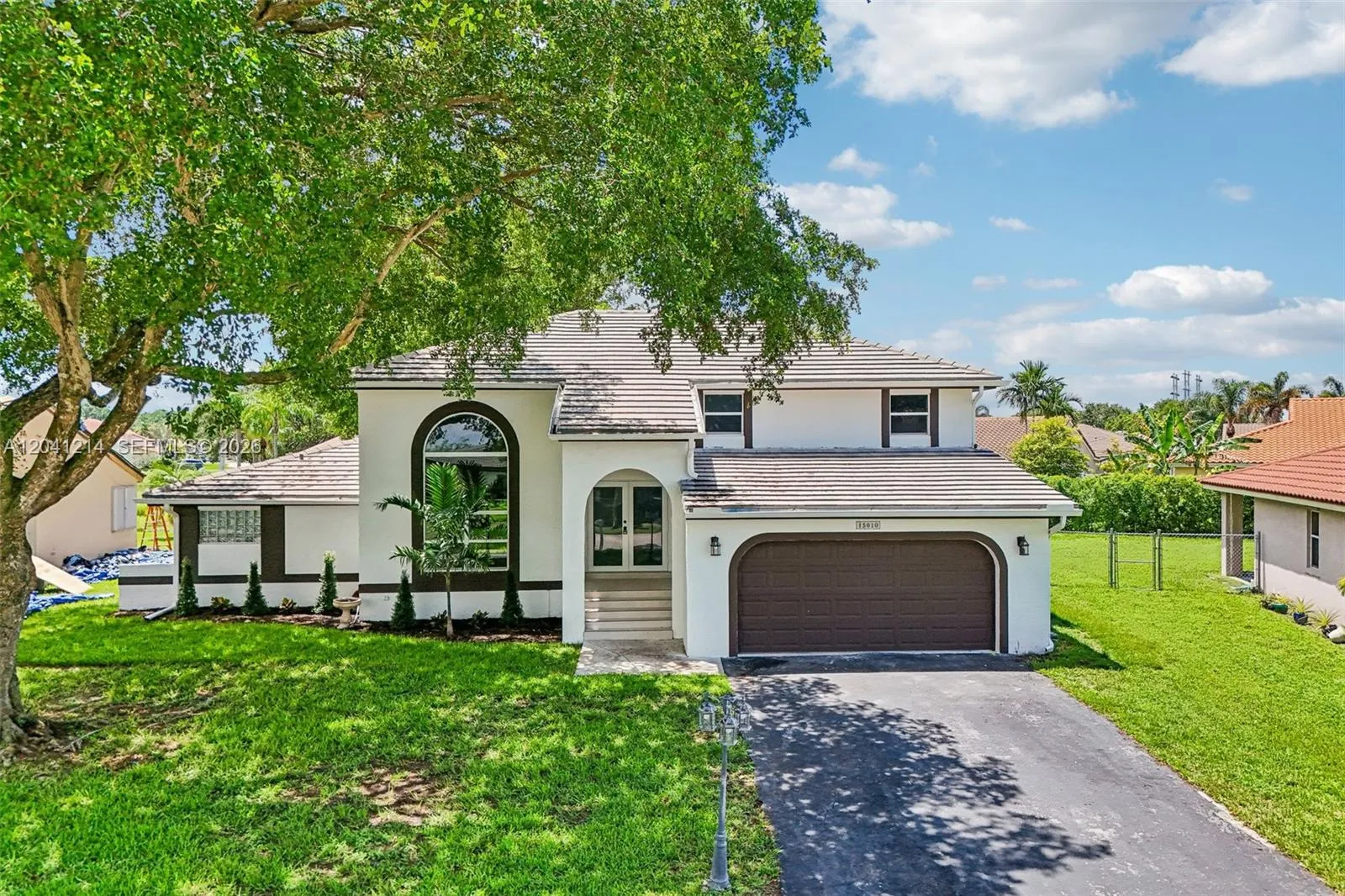 Foto de propiedad en 15010 E Falcons Lea Drive, Davie, FL 33331 Davie con MLS# 