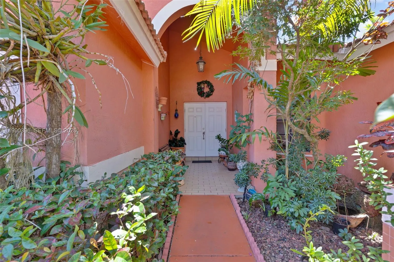 Foto de propiedad en 15012 SW 45th Lane, Miami, FL 33185 Miami con MLS# 
