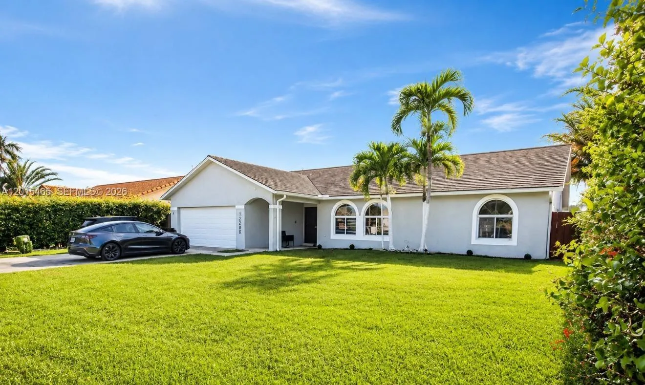 Foto de propiedad en 15046 SW 148th Place, Miami, FL 33196 Miami con MLS# 