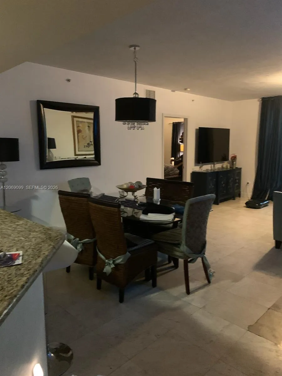 Foto de propiedad en 15051 Royal Oaks Lane 1005, North Miami, FL 33181 North Miami con MLS# 