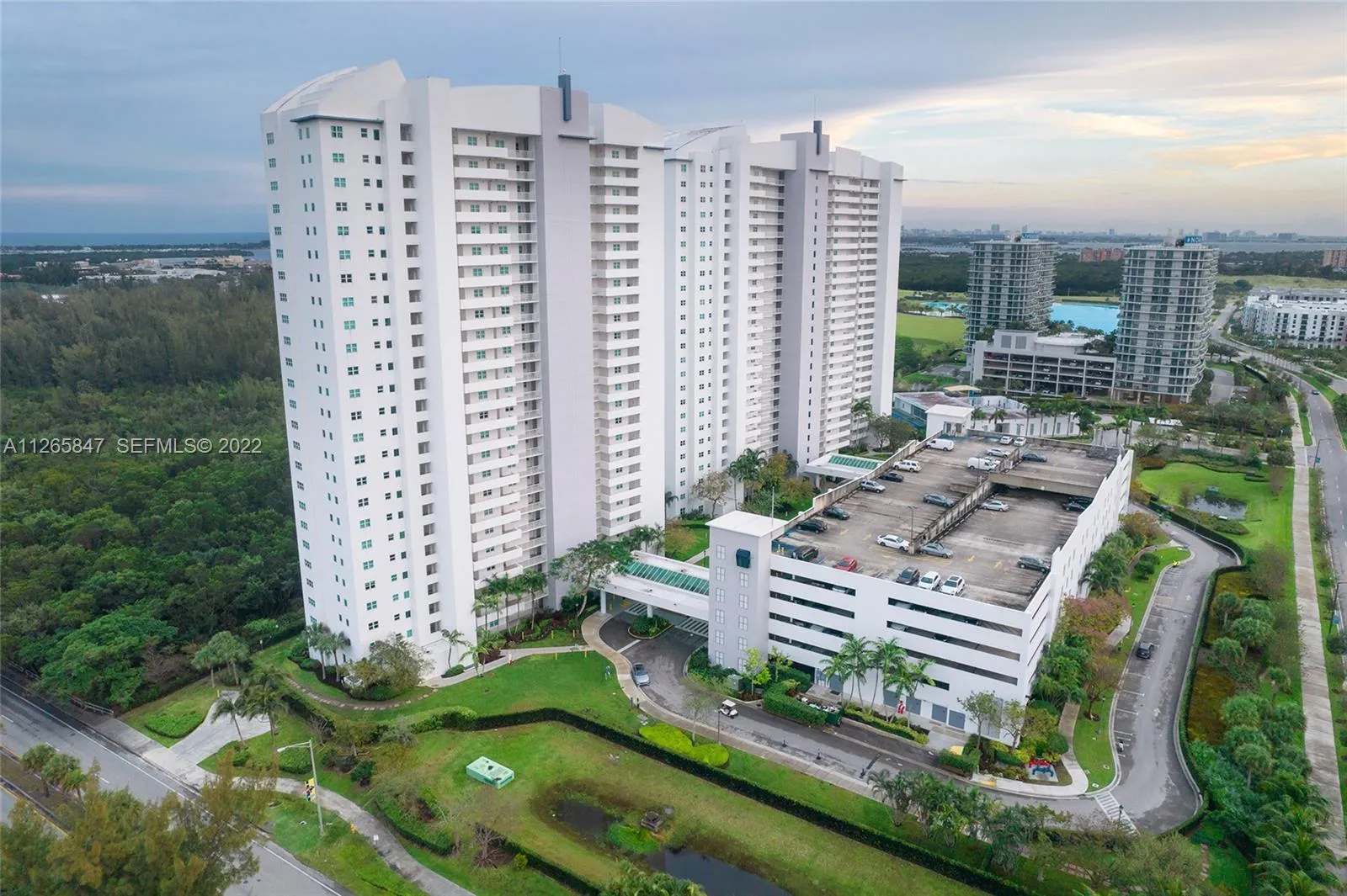 Foto de propiedad en 15051 Royal Oaks Lane 1203, North Miami, FL 33181 North Miami con MLS# 