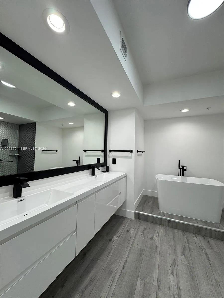 Foto de propiedad en 15051 Royal Oaks Lane 1403, North Miami, FL 33181 North Miami con MLS# 